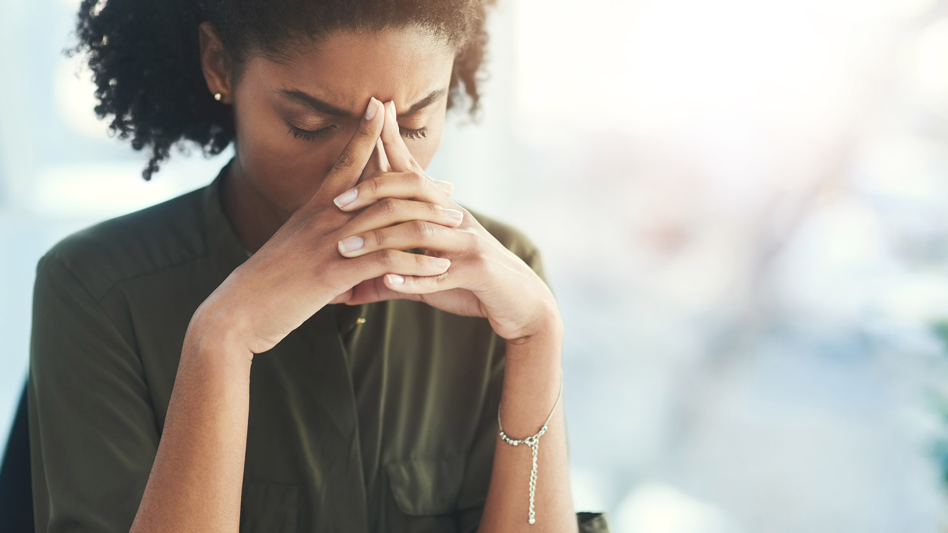 Femmes fatiguée avec les mains jointes